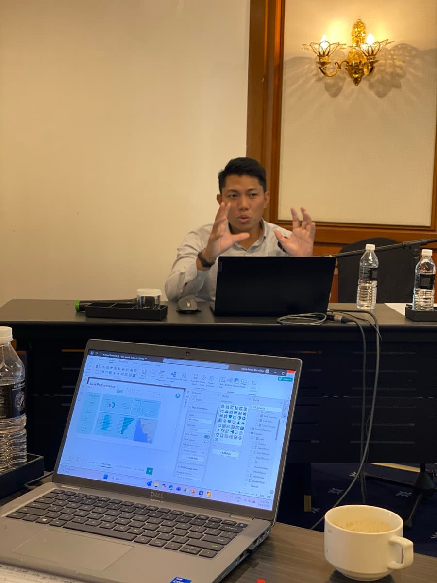 Hariz explaining a Power BI concept during a live class