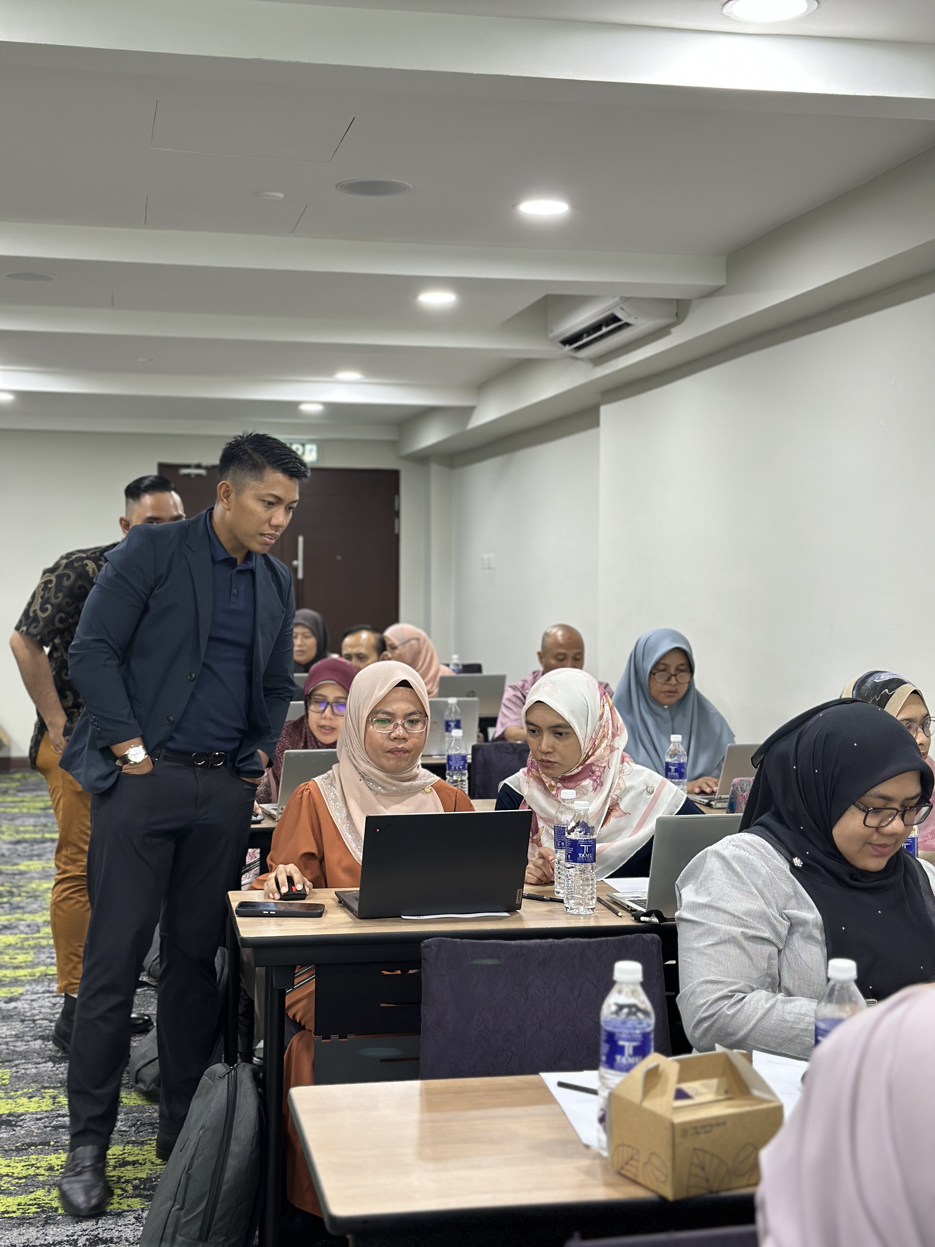 Group discussion and collaboration during live training session