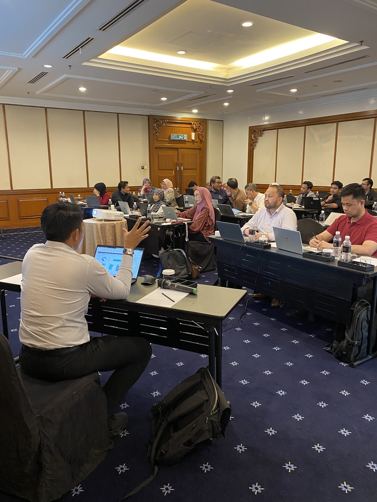 Full room overview of live training session