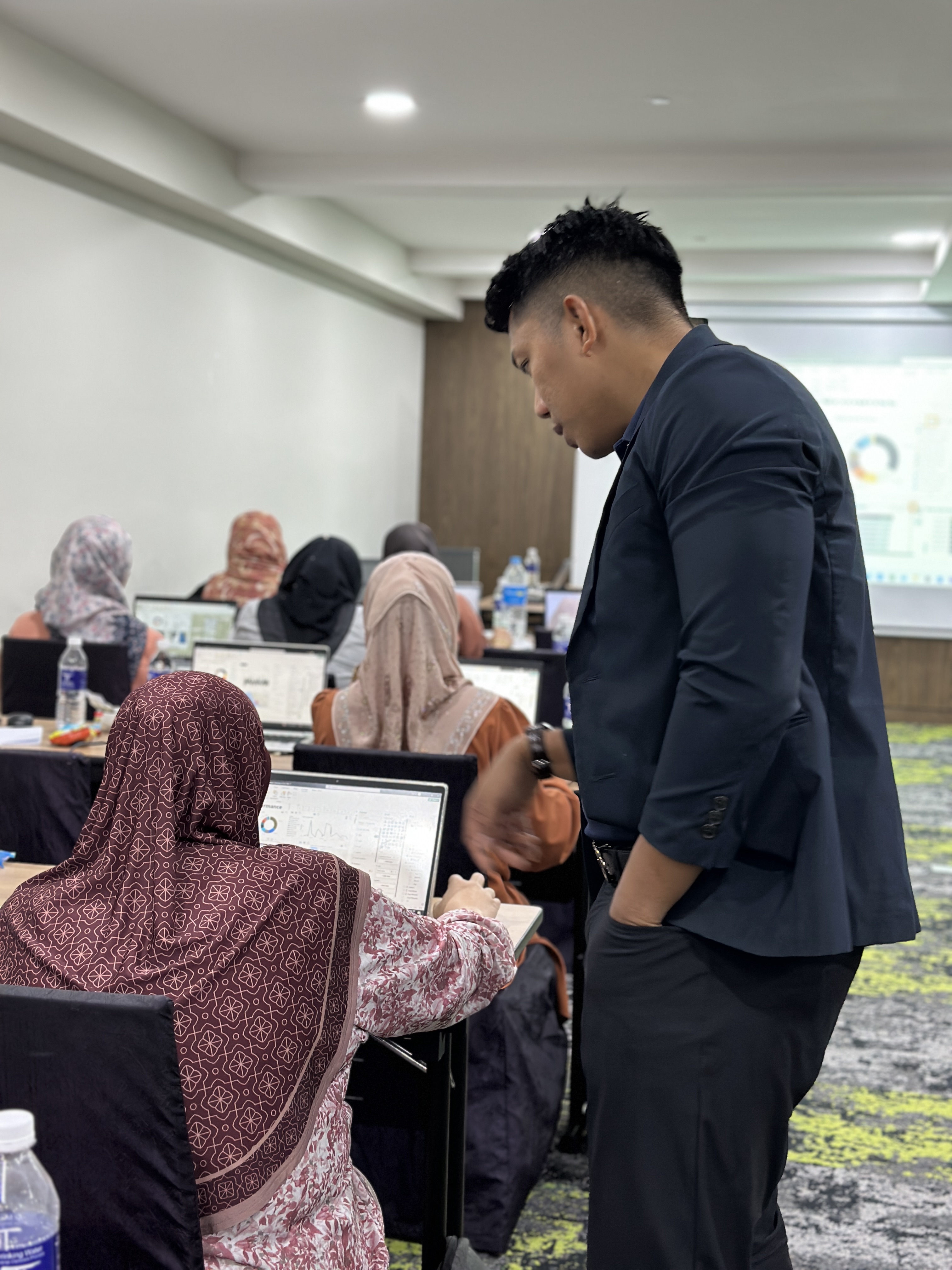 Hariz guiding participants through a hands-on training exercise